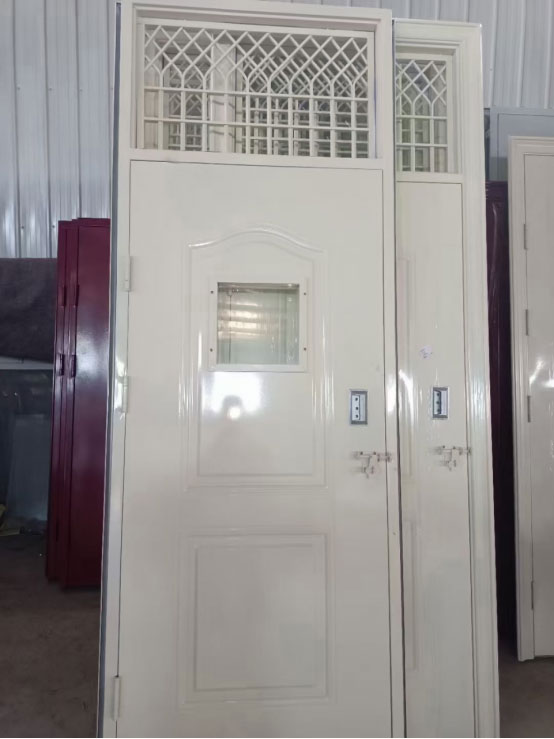 城西学校教室门 城西学校教室门