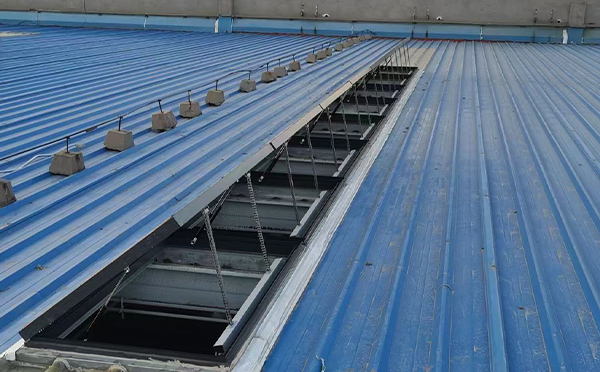 某城市大型商业综合体中庭城西排烟窗工程